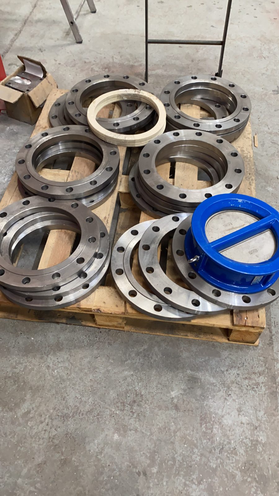 Machined steel flanges on a pallet
