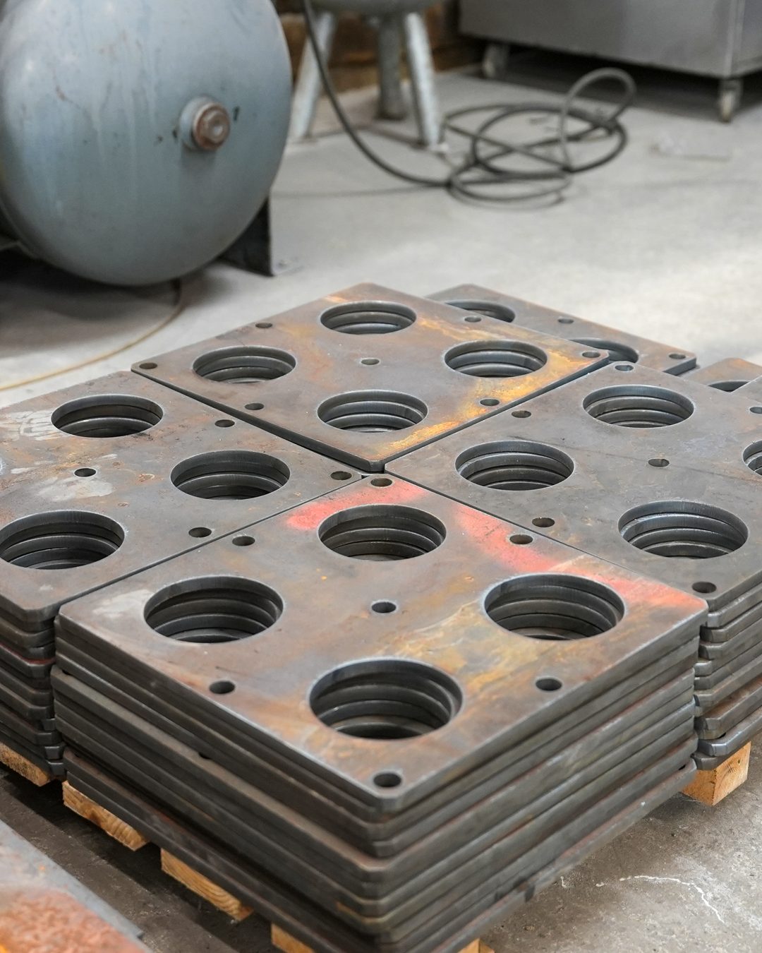 Batch of plasma-profiled plates on a pallet
